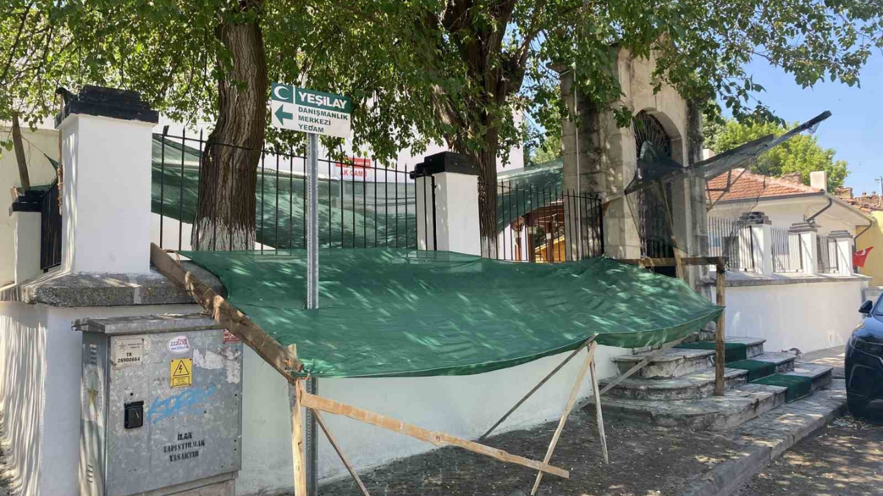 Ak Cami Bahçesindeki Dut Ağacına Fileli Çözüm (1)