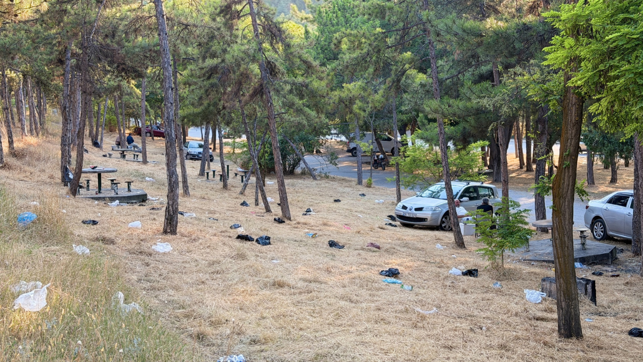 Ak Gençlerden Eskişehir'de Şelale Park Temizliği