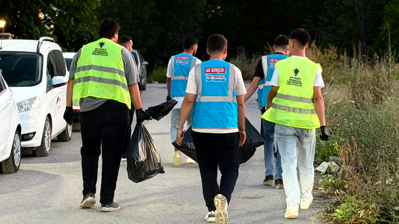 Ak Parti Gençlerinden Kanlıkavak'ta Temizlik