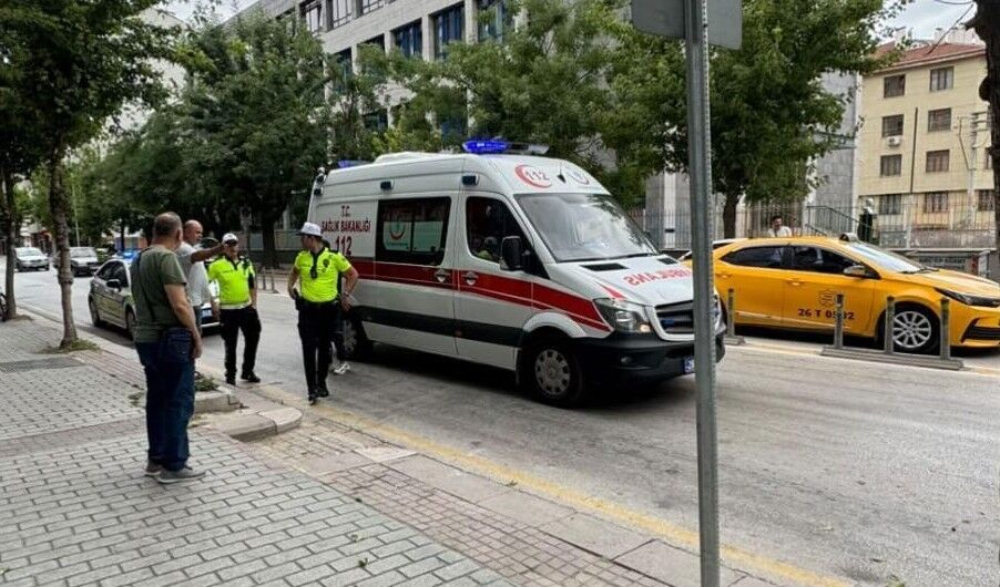 Atatürk Caddesi'nde Trafik Kazası Otomobil Direğe Çarptı (1)