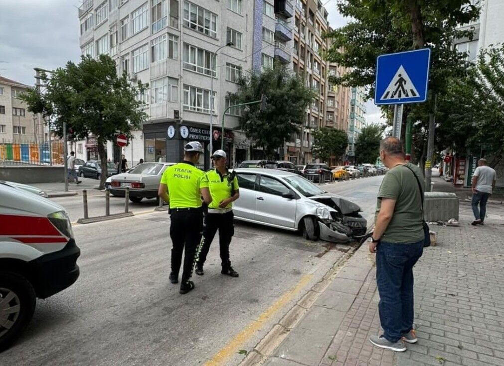 Atatürk Caddesi'nde Trafik Kazası Otomobil Direğe Çarptı (2)