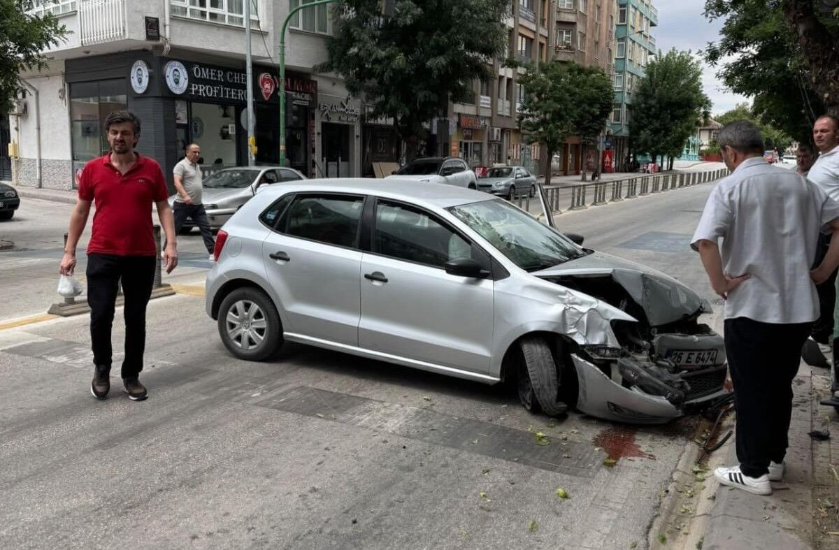 Atatürk Caddesi'nde Trafik Kazası Otomobil Direğe Çarptı (3)