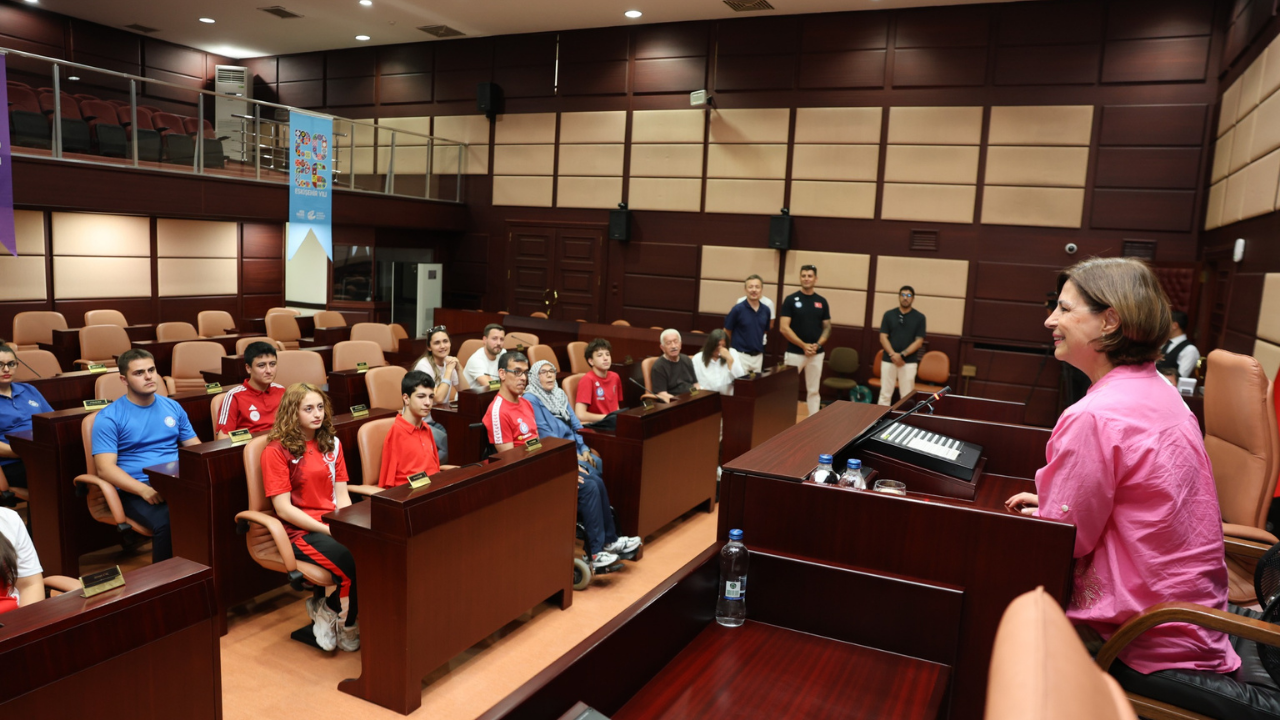 Başkan Ünlüce Şampiyon Yüzücüleri Ağırladı (3)