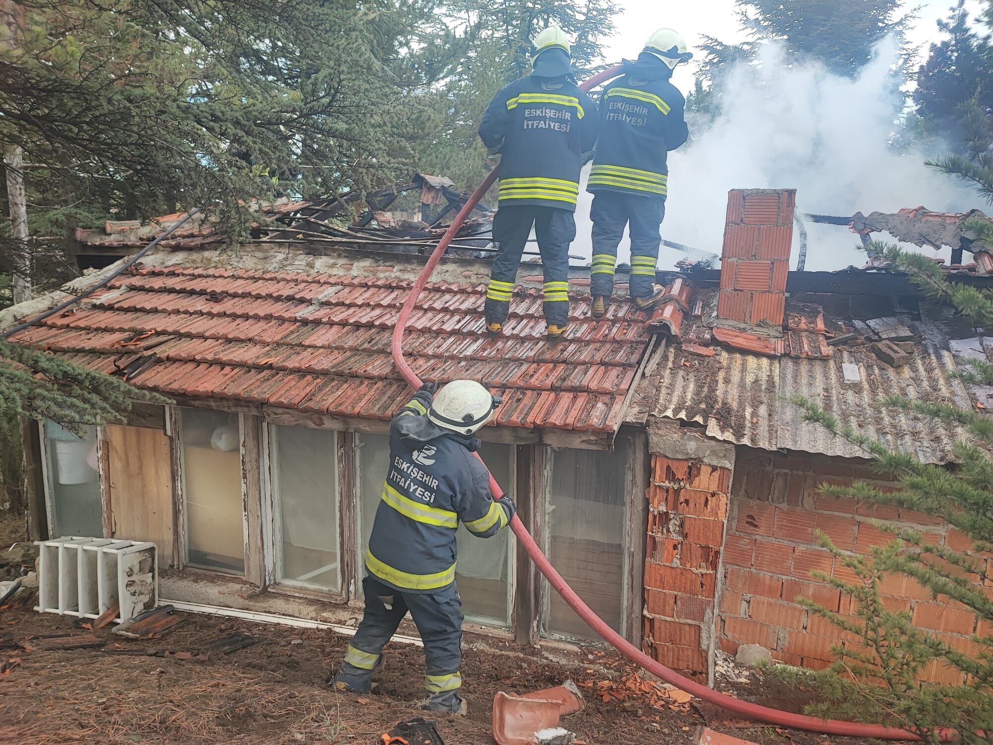 Büyükşehi̇r İtfai̇yesi̇nden Etki̇n Ve Hizli Müdahale (5)