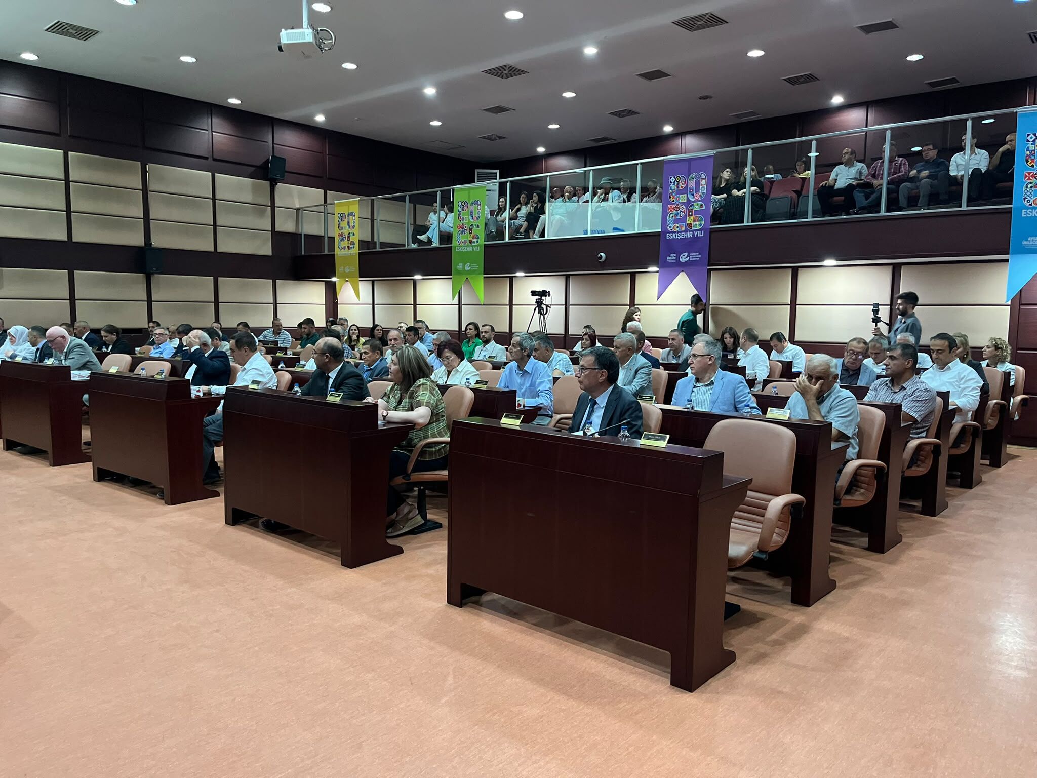 Büyükşehir Meclisi'nde Asfalt Ve Hizmet Polemiği Yaşandı