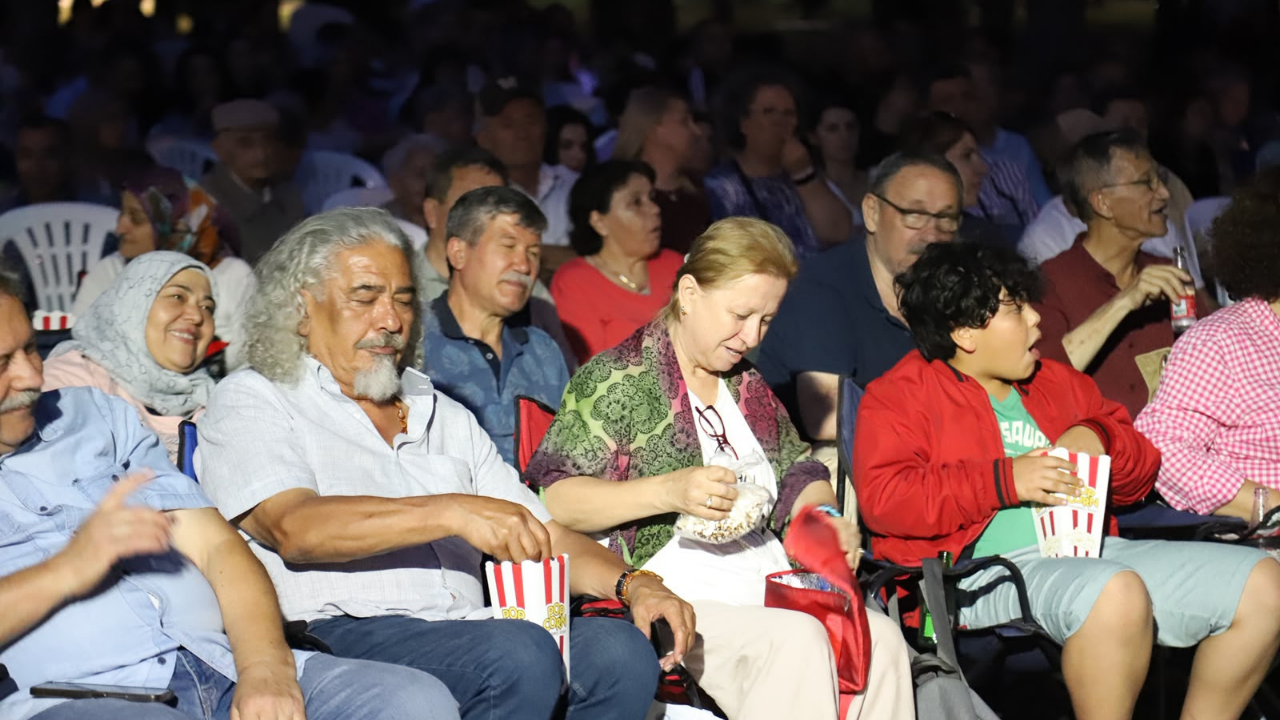 Büyükşehirden Emeklilere Nostalji Dolu Açık Hava Sineması (1)-1