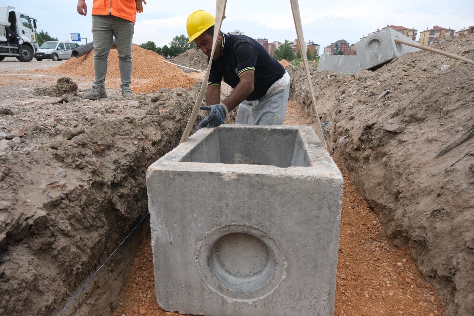Eski̇ İki Mahallede Altyapıyı Yeniledi (4)