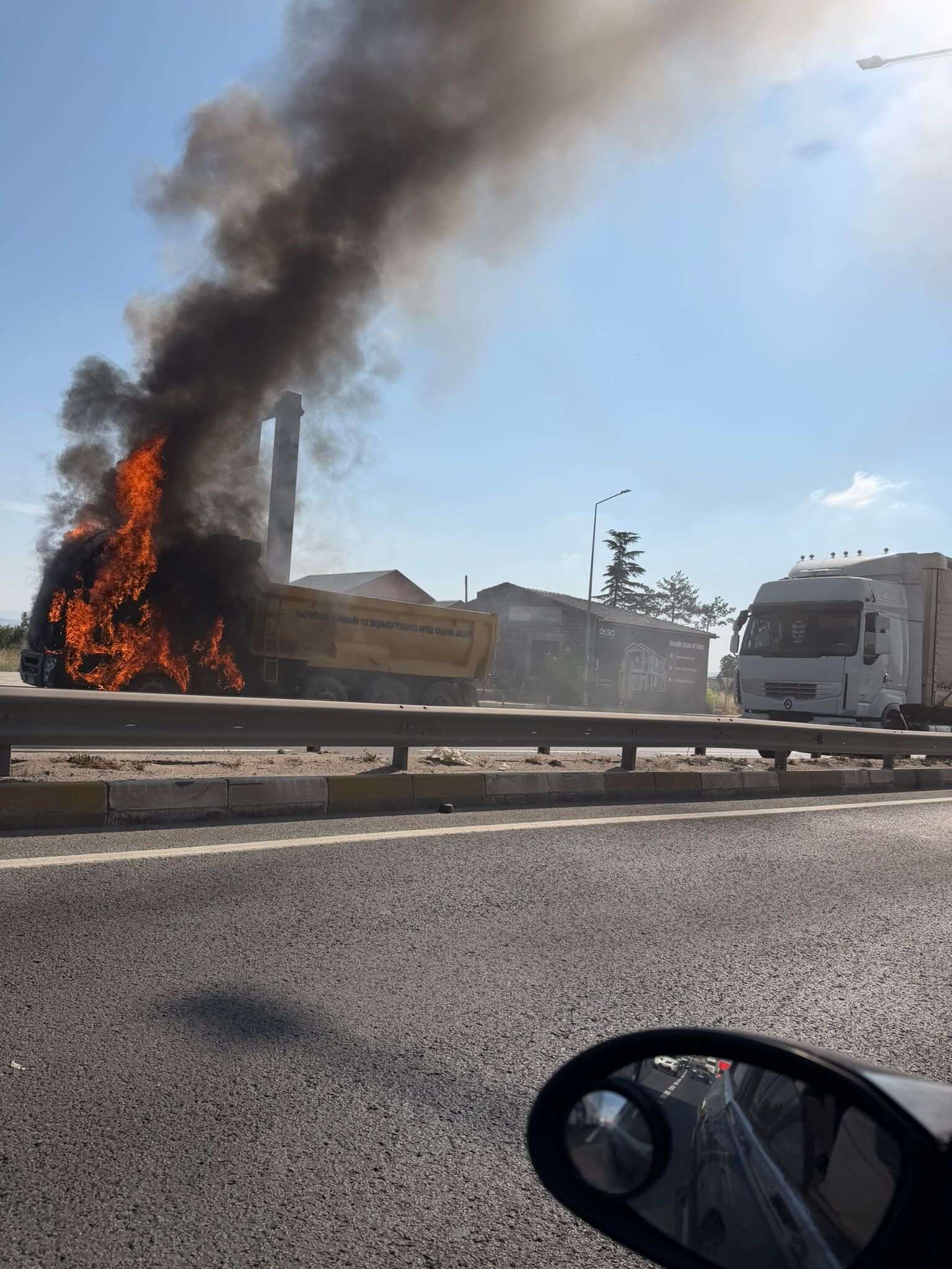 Eskişehir Çevre Yolunda Hafriyat Kamyonu Alev Alev Yandı (2)