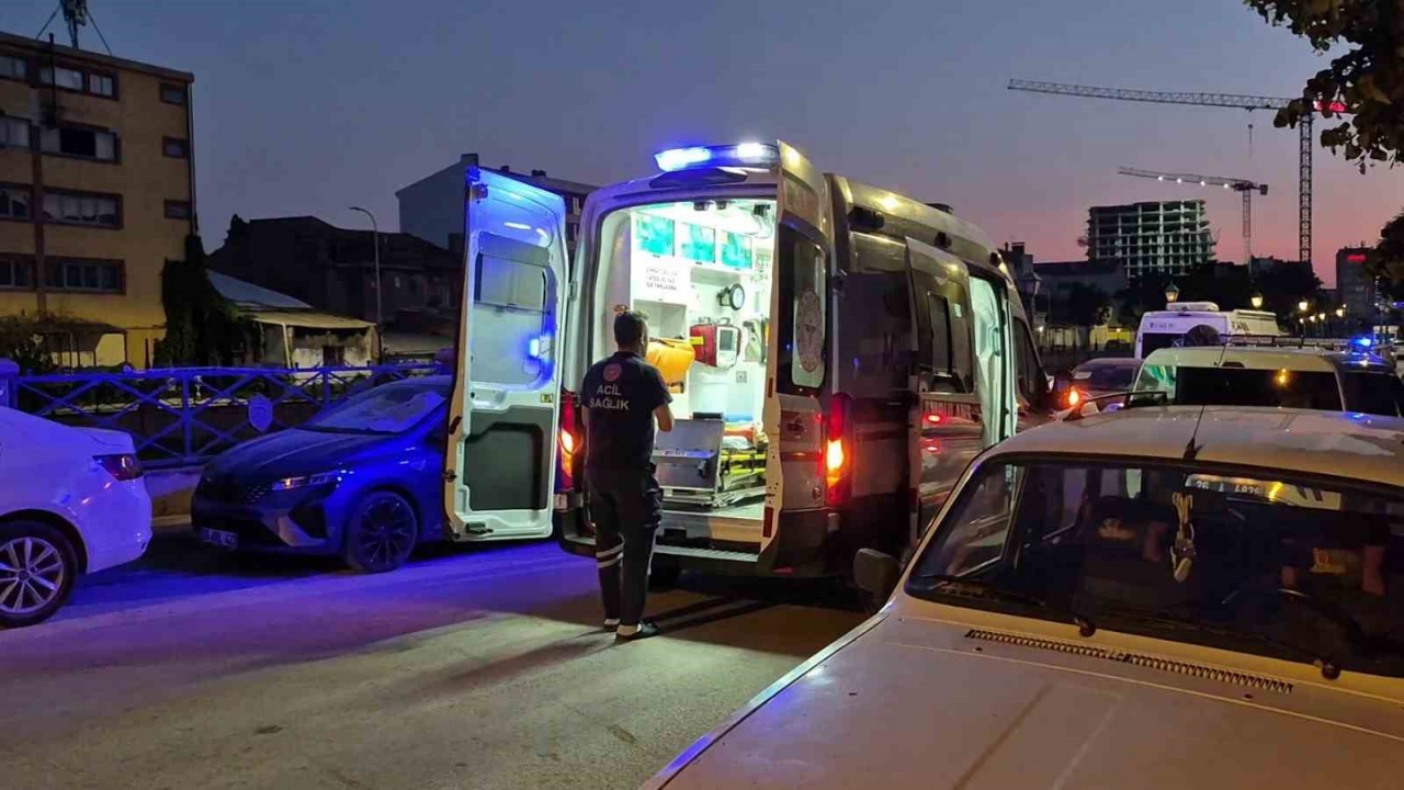 Eskişehir'de Alkollü Baygın Şahıs Ayıldıktan Sonra Sağlık Ekiplerine Direndi (2)