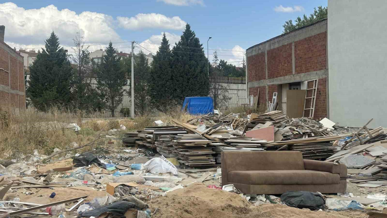 Eskişehir'de Boş Araziye Dökülen Sanayi Atıkları Çevre Kirliliğine Yol Açtı (1)