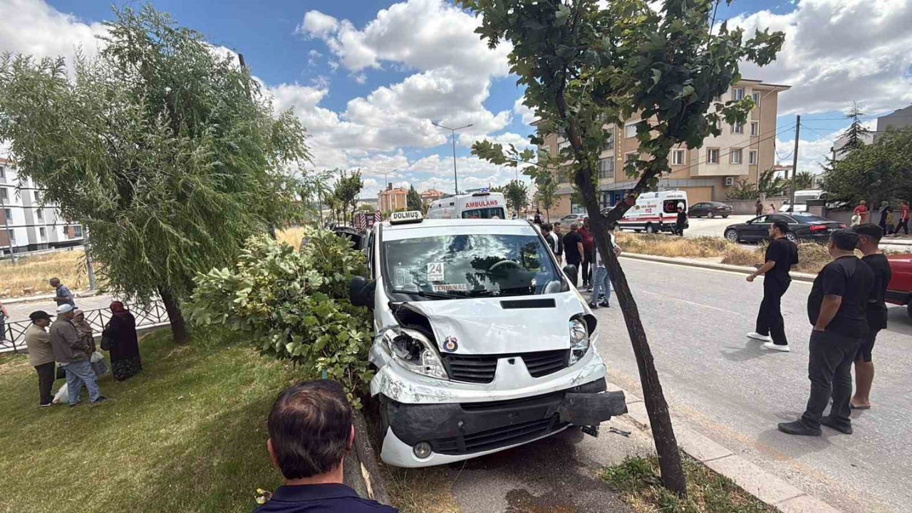 Eskişehir'de Dolmuş Ile Otomobil Çarpıştı 8 Yaralı (1)