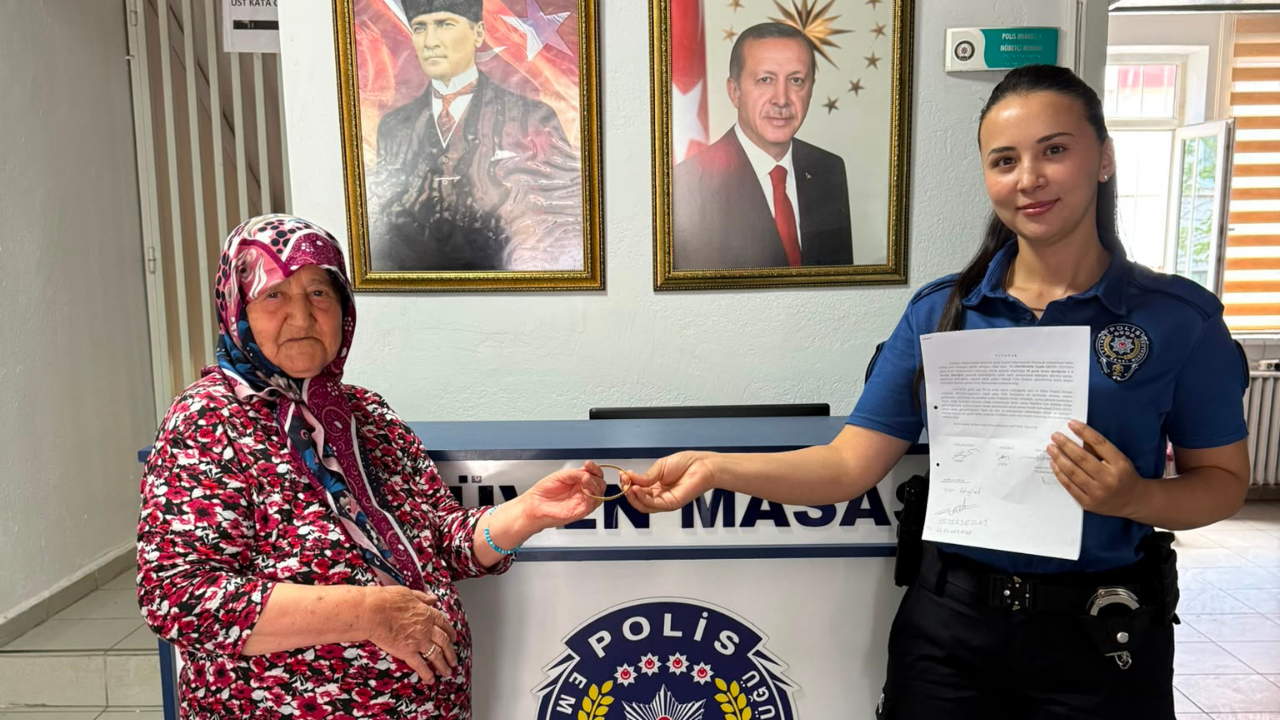 Eskişehir'de Duyarlı Vatandaş Altın Bileziği Polise Teslim Etti (1)