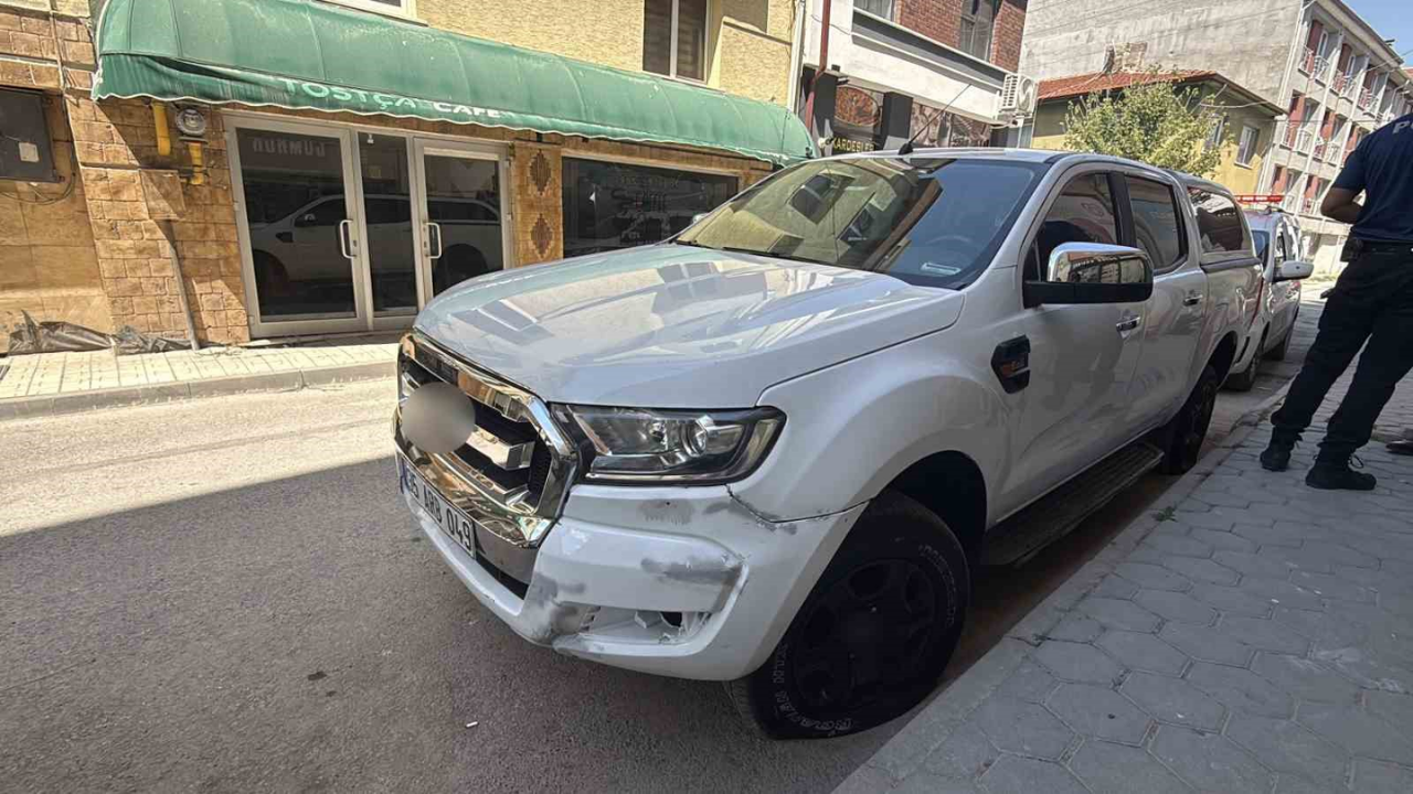 Eskişehir'de Eski Sevgili İddiası Park Halindeki Pikabın Lastiklerini Kesti (1)
