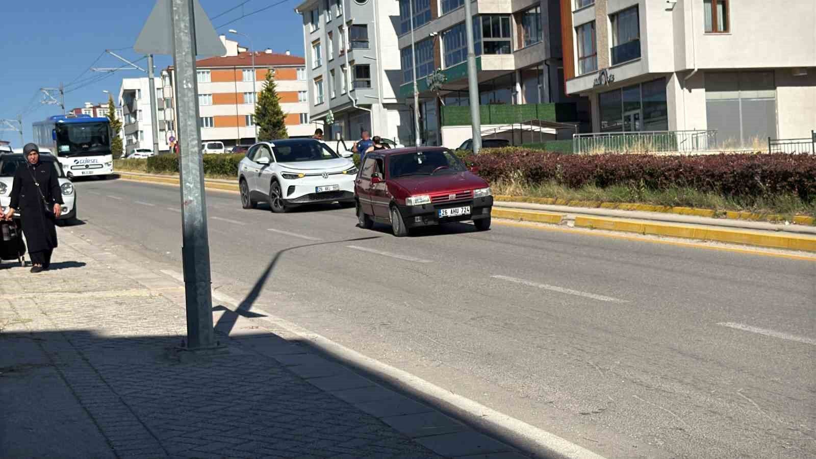 Eskişehir'de Hatalı Manevra Kazaya Yol Açtı, Sürücü Kaçtı (2)