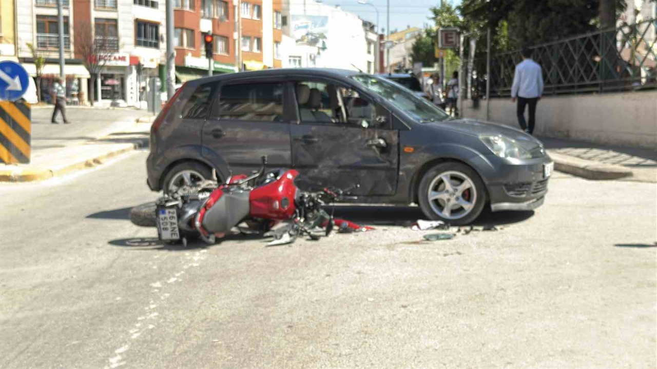 Eskişehir'de Motosiklet Otomobile Çarptı 1 Yaralı (1)