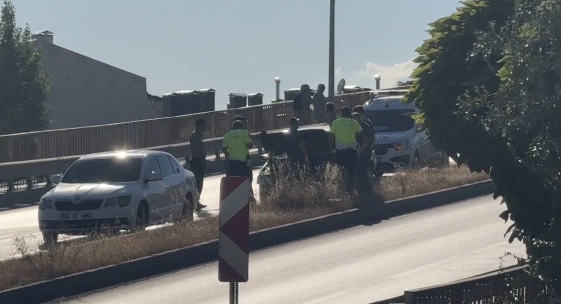 Eskişehir'de Refüje Çıkan Araçtan Akan Yağ Trafiği Aksattı (2)