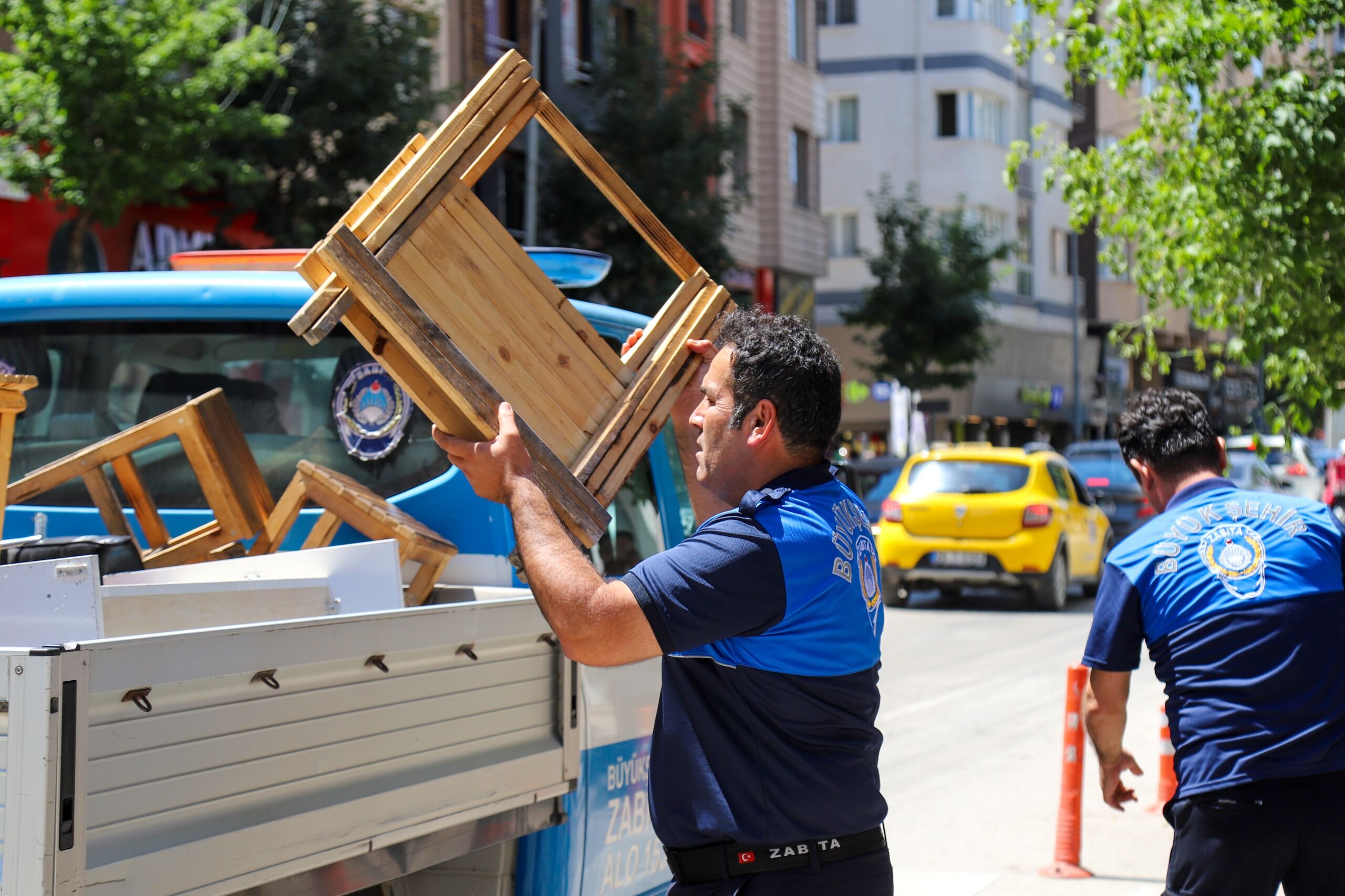 Eskişehir'de Zabıta Ekipleri Kaldırım Işgallerini Tek Tek Kaldırıyor (1)