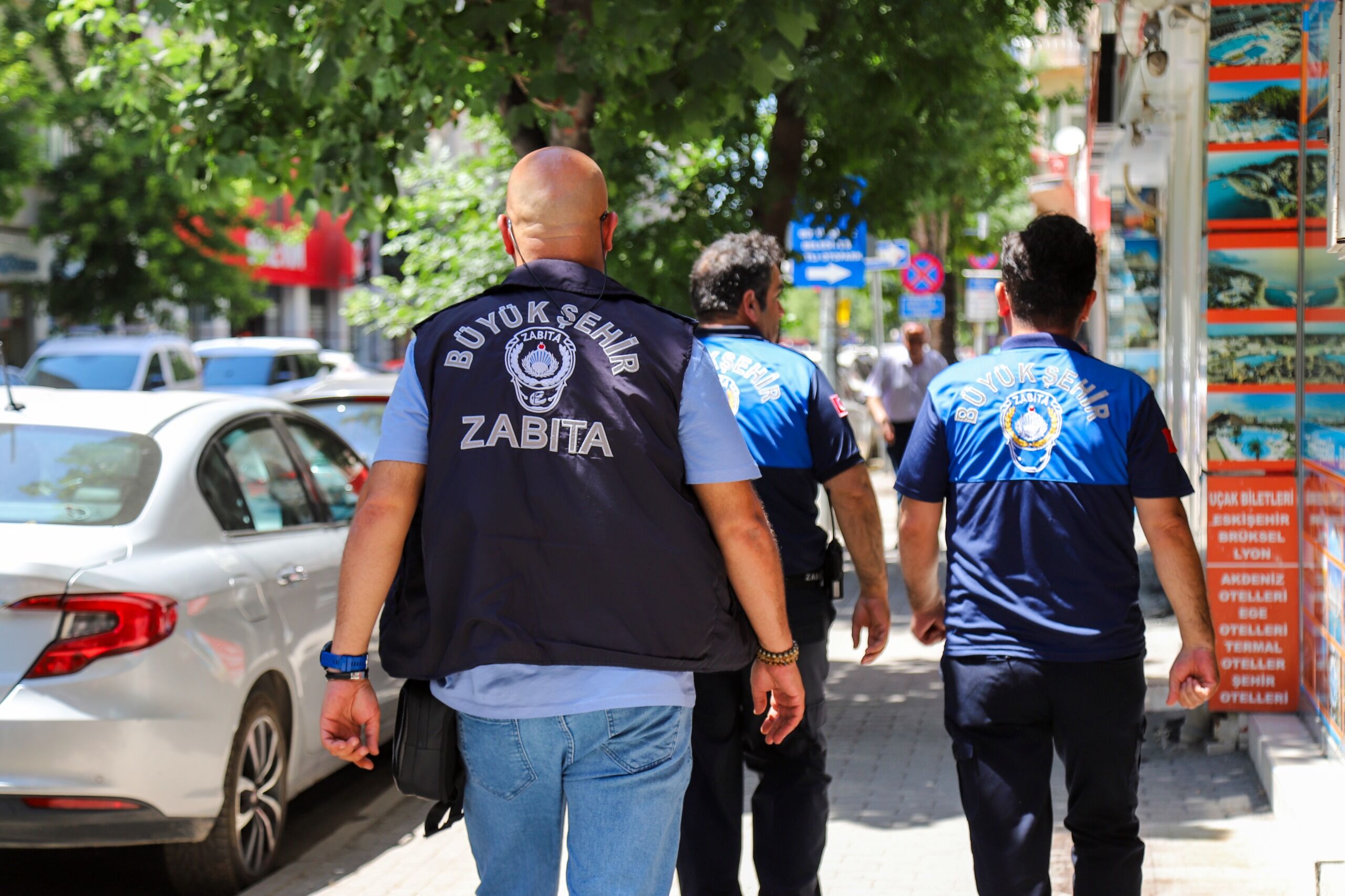 Eskişehir'de Zabıta Ekipleri Kaldırım Işgallerini Tek Tek Kaldırıyor (2)