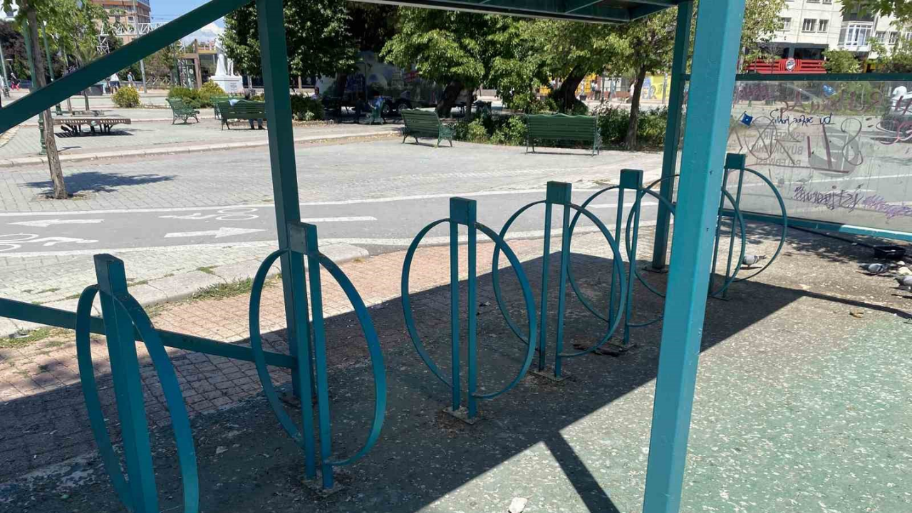 Hoşnudiye'de Bisiklet Park Yerleri Bakımsız Kaldı (1)