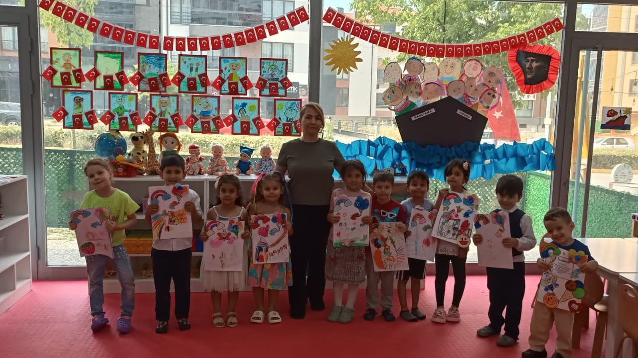 Minik Öğrencilerin İlk Karne Heyecanı