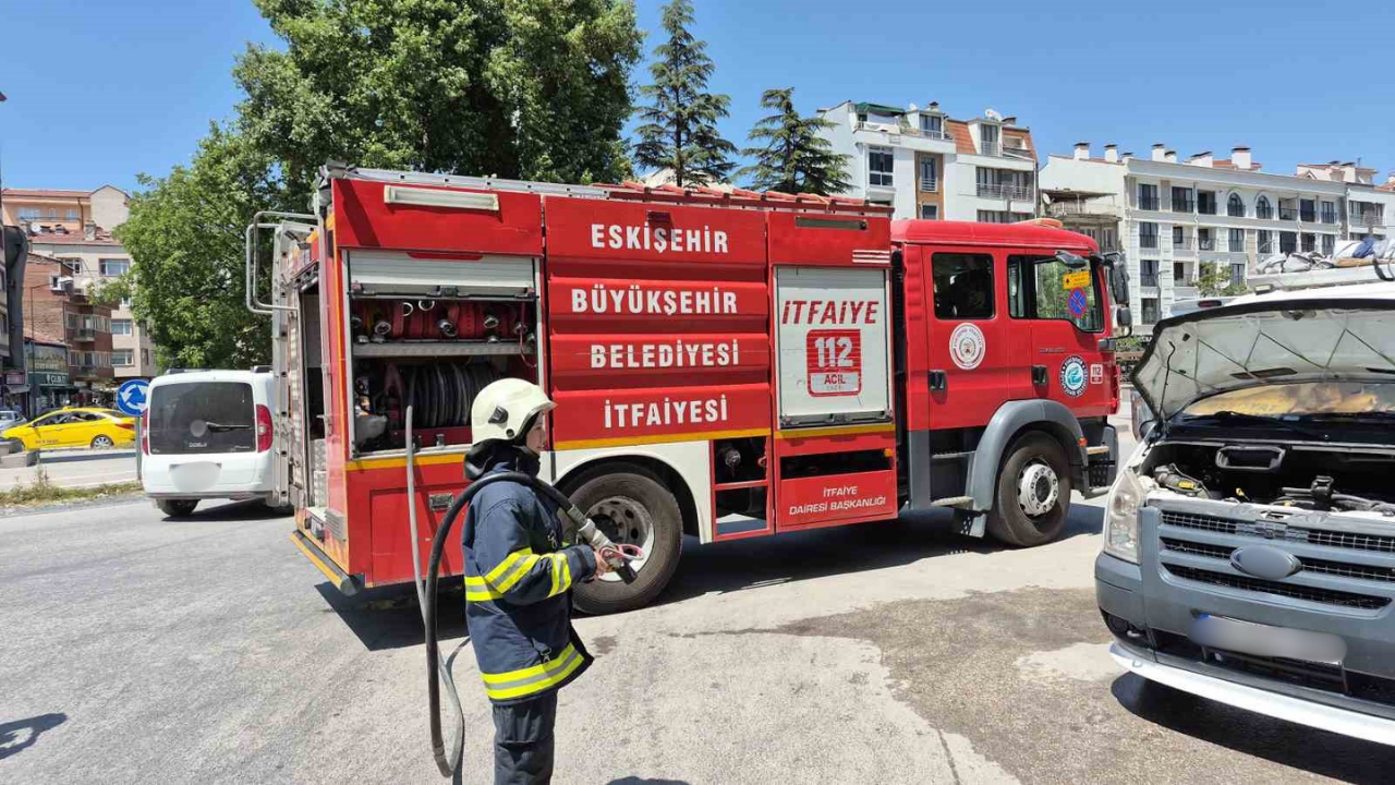 Navigasyon Cihazının Patladığı Kamyonette Yangın Çıktı (1)
