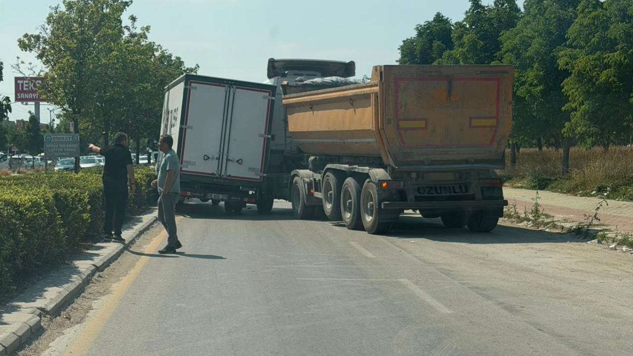 Oduemko Sanayi Sitesi Ana Caddesinde Kaza Kamyon Ve Hafriyat Tırı Çarpıştınpazarı Thm Korosu’ndan 52. Yıl Sanat Gecesi (1)