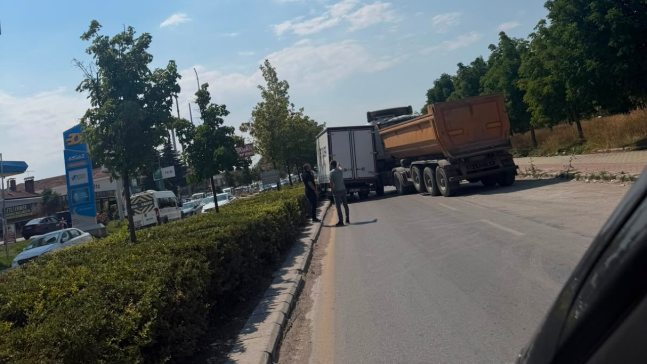 Oduemko Sanayi Sitesi Ana Caddesinde Kaza Kamyon Ve Hafriyat Tırı Çarpıştınpazarı Thm Korosu’ndan 52. Yıl Sanat Gecesi (3)