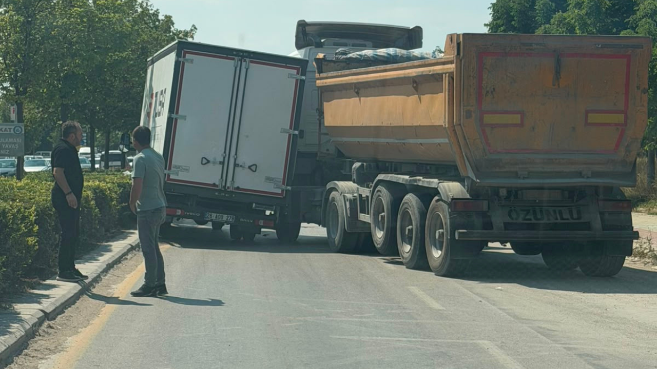 Oduemko Sanayi Sitesi Ana Caddesinde Kaza Kamyon Ve Hafriyat Tırı Çarpıştınpazarı Thm Korosu’ndan 52. Yıl Sanat Gecesi (4)