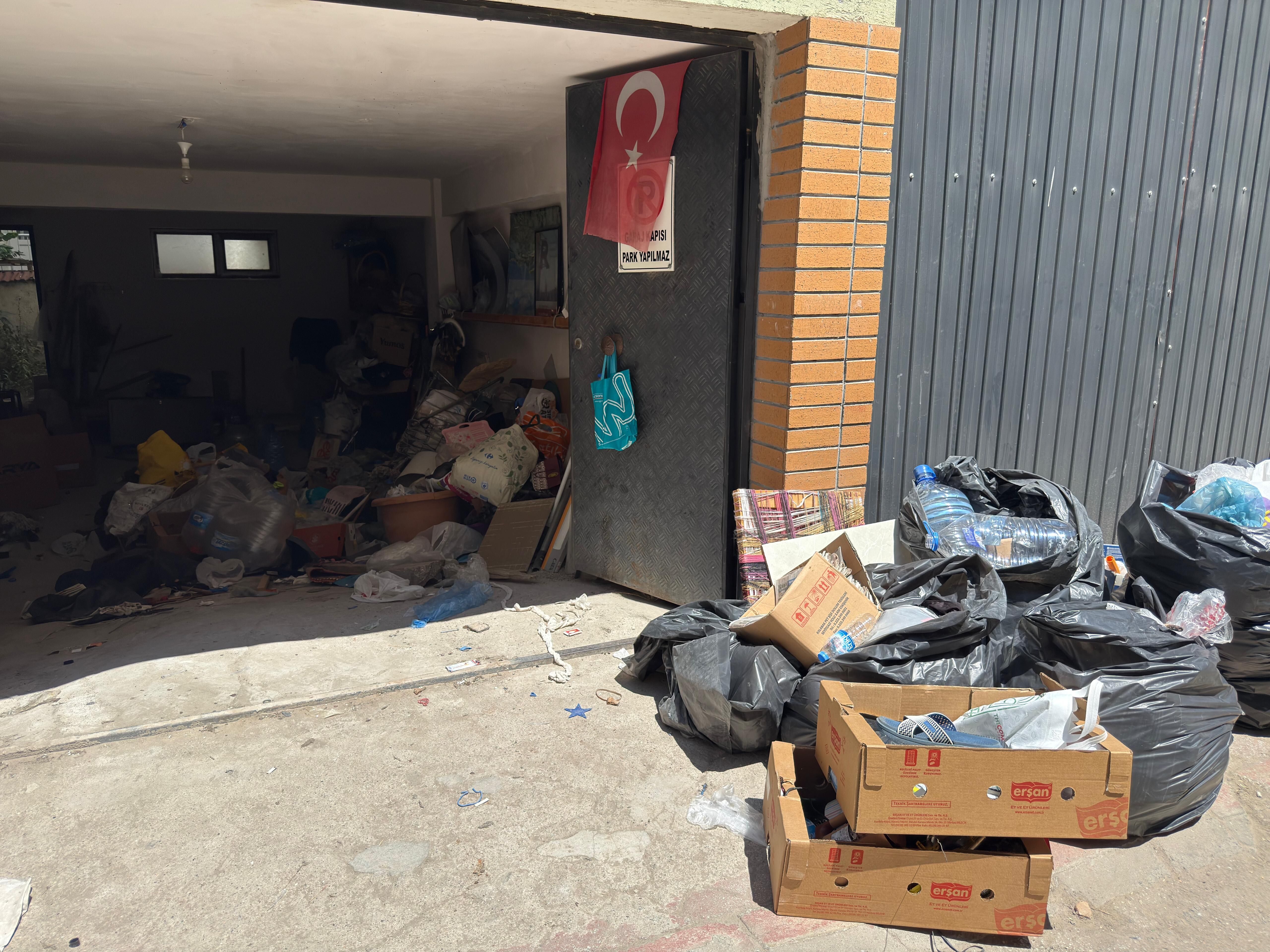 Odunpazarı Ekiplerinden Çöp Ev Operasyonu Garajdan 3 Kamyon Çöp Tahliye Edildi (2)