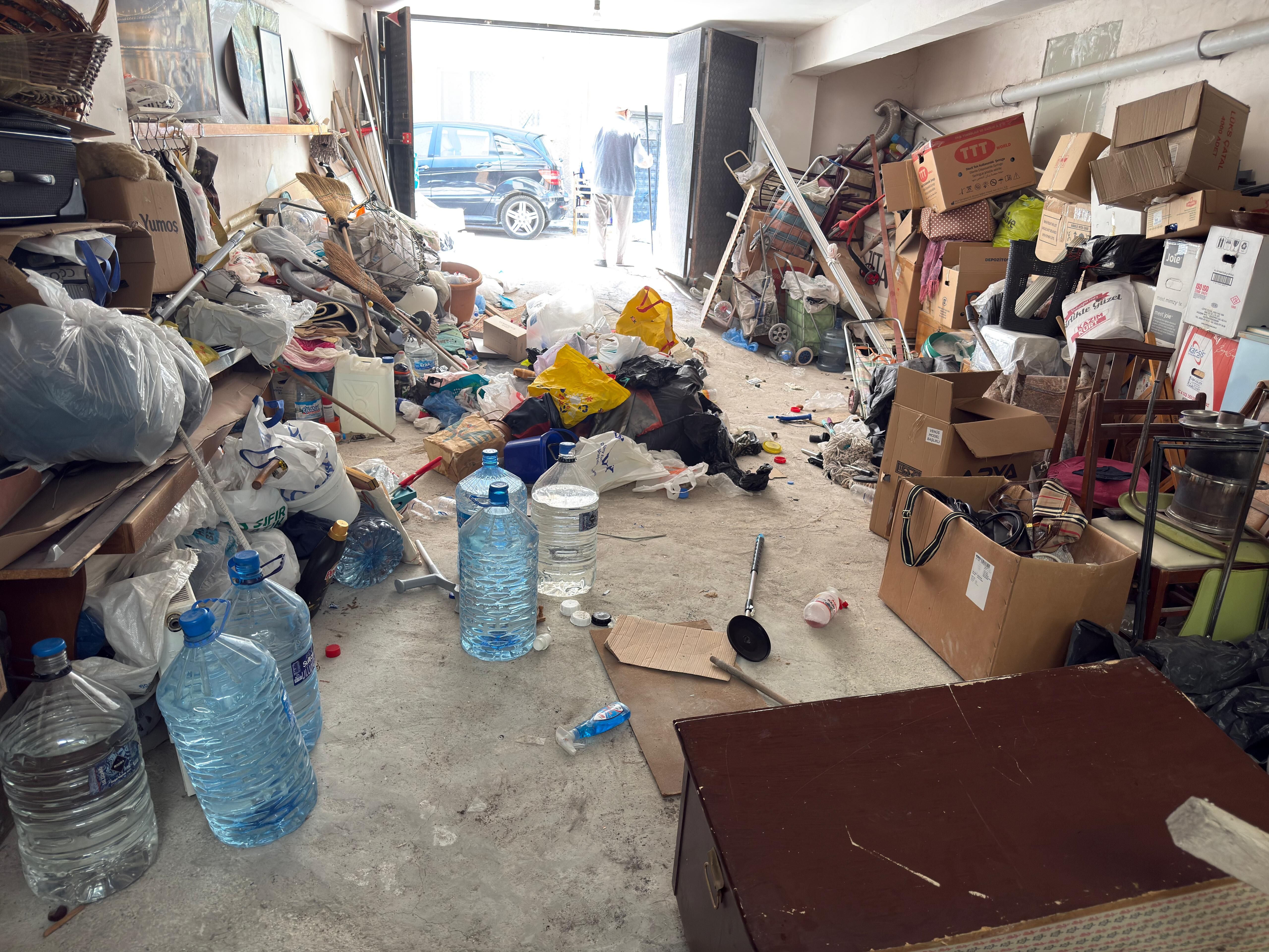Odunpazarı Ekiplerinden Çöp Ev Operasyonu Garajdan 3 Kamyon Çöp Tahliye Edildi (3)