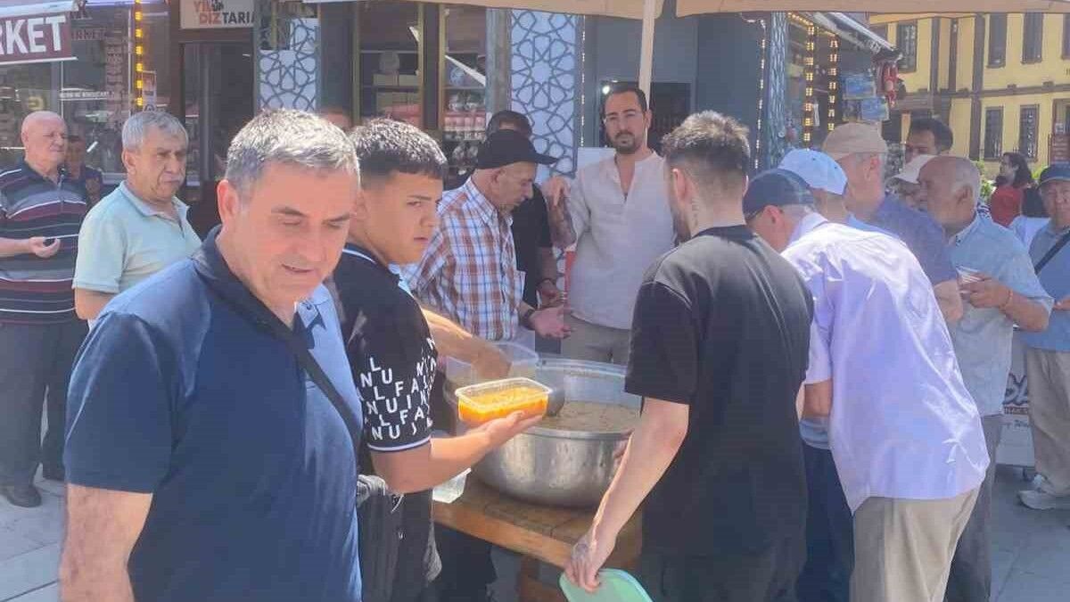 Odunpazarı Esnafından Vatandaşa Aşure İkramı (1)