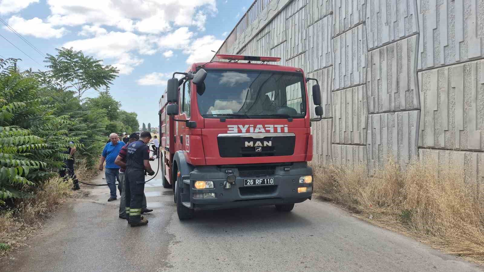 Sazova'da Bahçe Yangını Korku Yarattı (2)