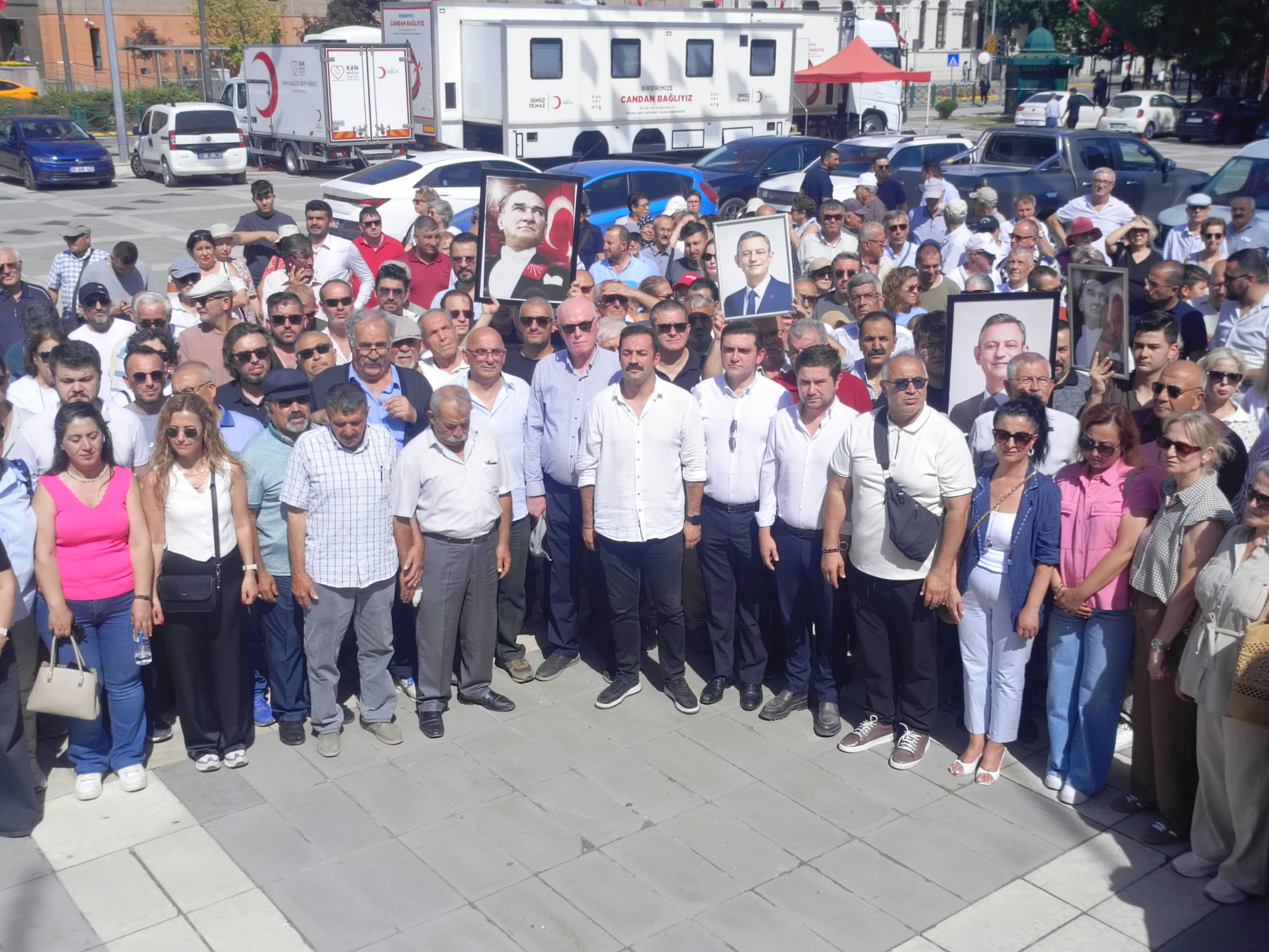 Talat Yalaz Chp İl Binasının Anahtarını İl Seçim Kurulunun Kapısına Astı (1)