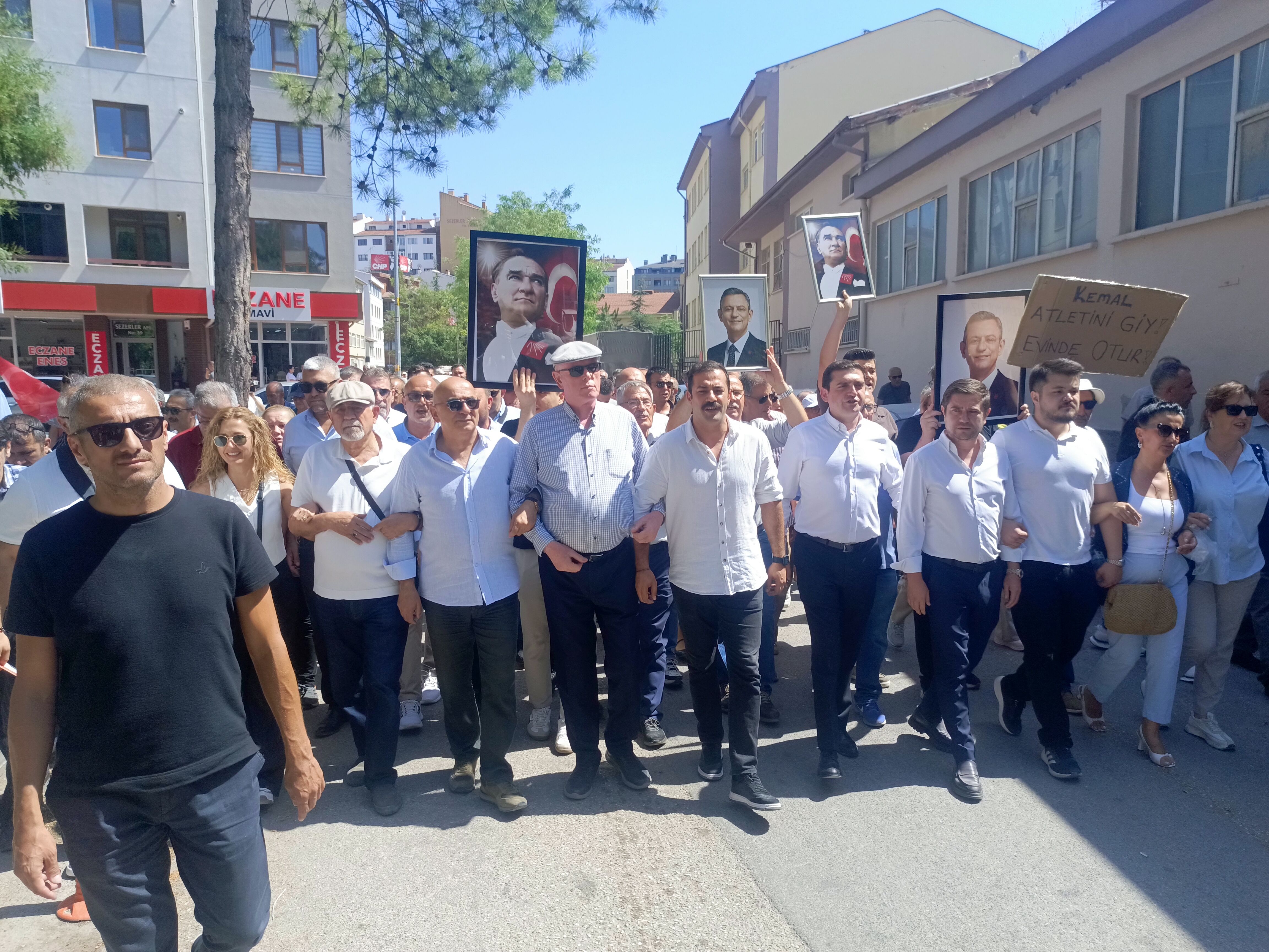 Talat Yalaz Chp İl Binasının Anahtarını İl Seçim Kurulunun Kapısına Astı (3)
