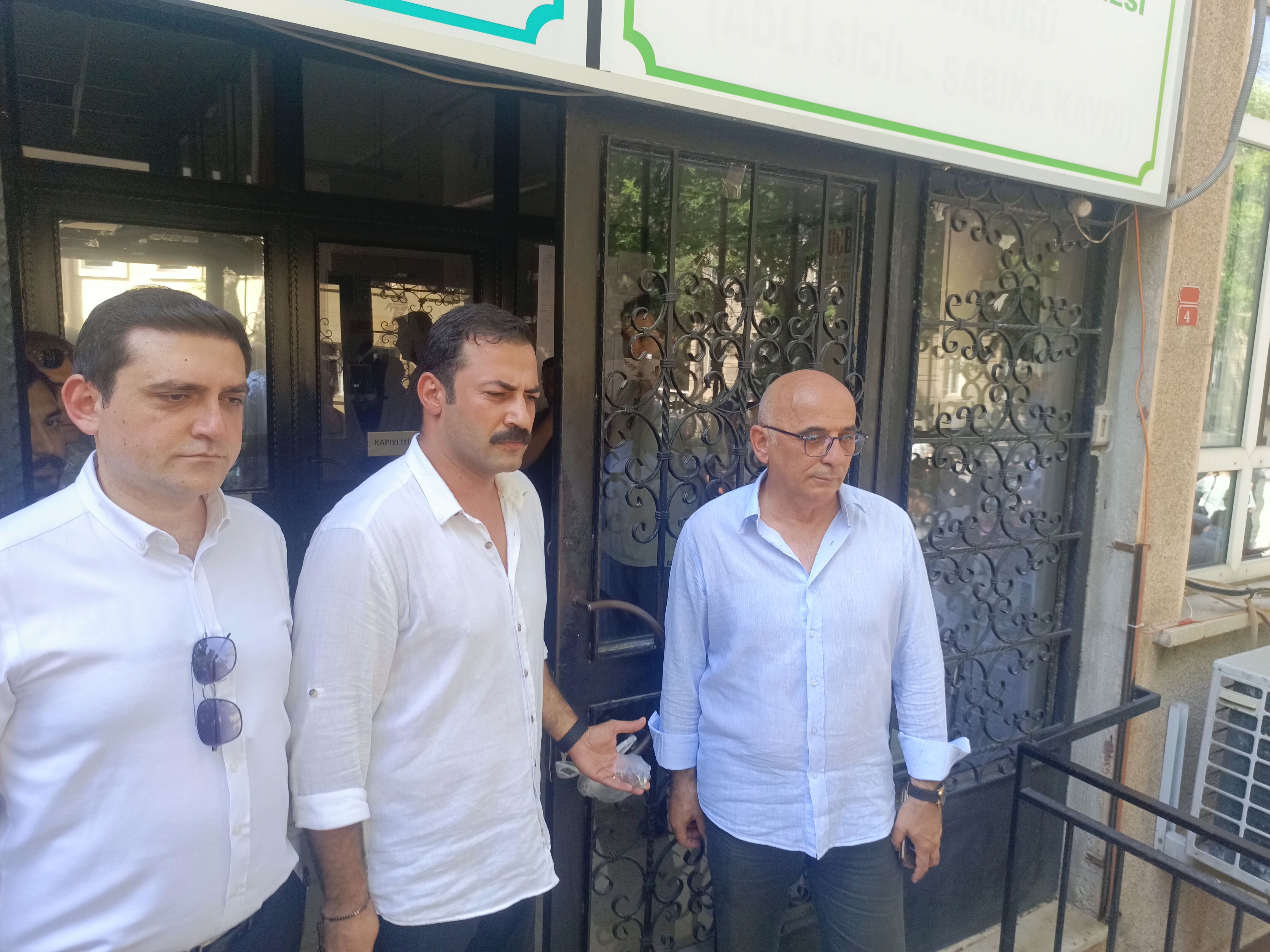 Talat Yalaz Chp İl Binasının Anahtarını İl Seçim Kurulunun Kapısına Astı (5)