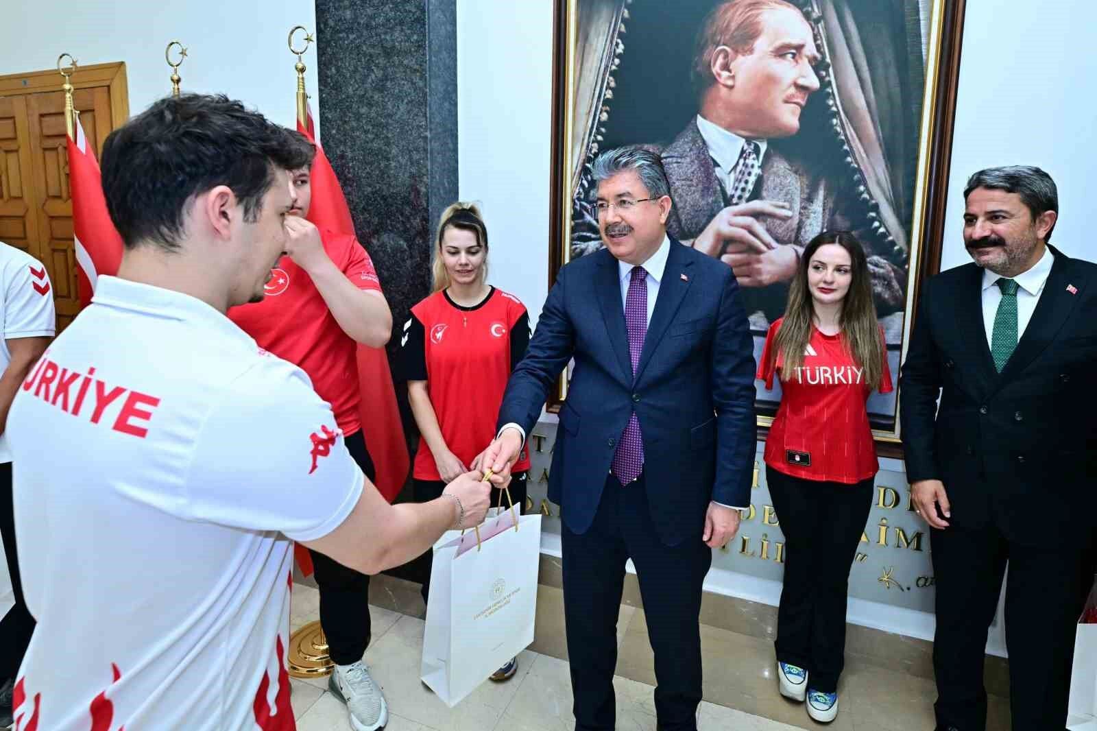 Vali Yılmaz, Eskişehirli Milli Sporcuları Ağırladı (1)