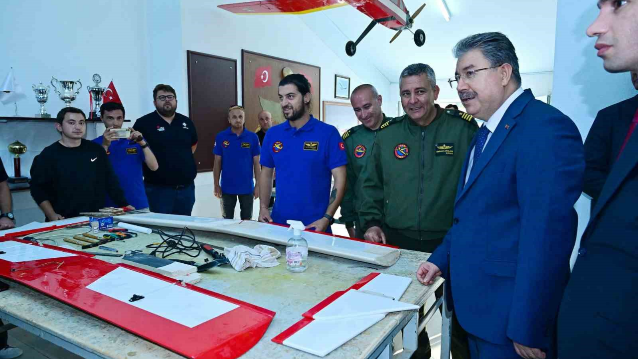 Vali Yılmaz Teknofest Pilotlarını Ziyaret Etti (1)