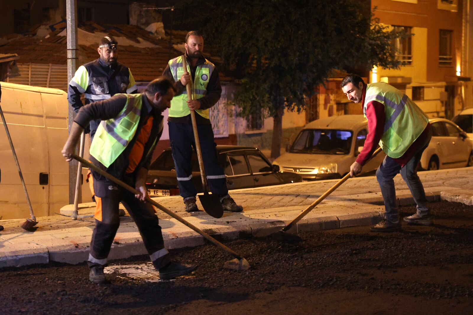 Başkan Ünlüce Gece Asfalt Çalışmalarını Yerinde İnceledi (2)