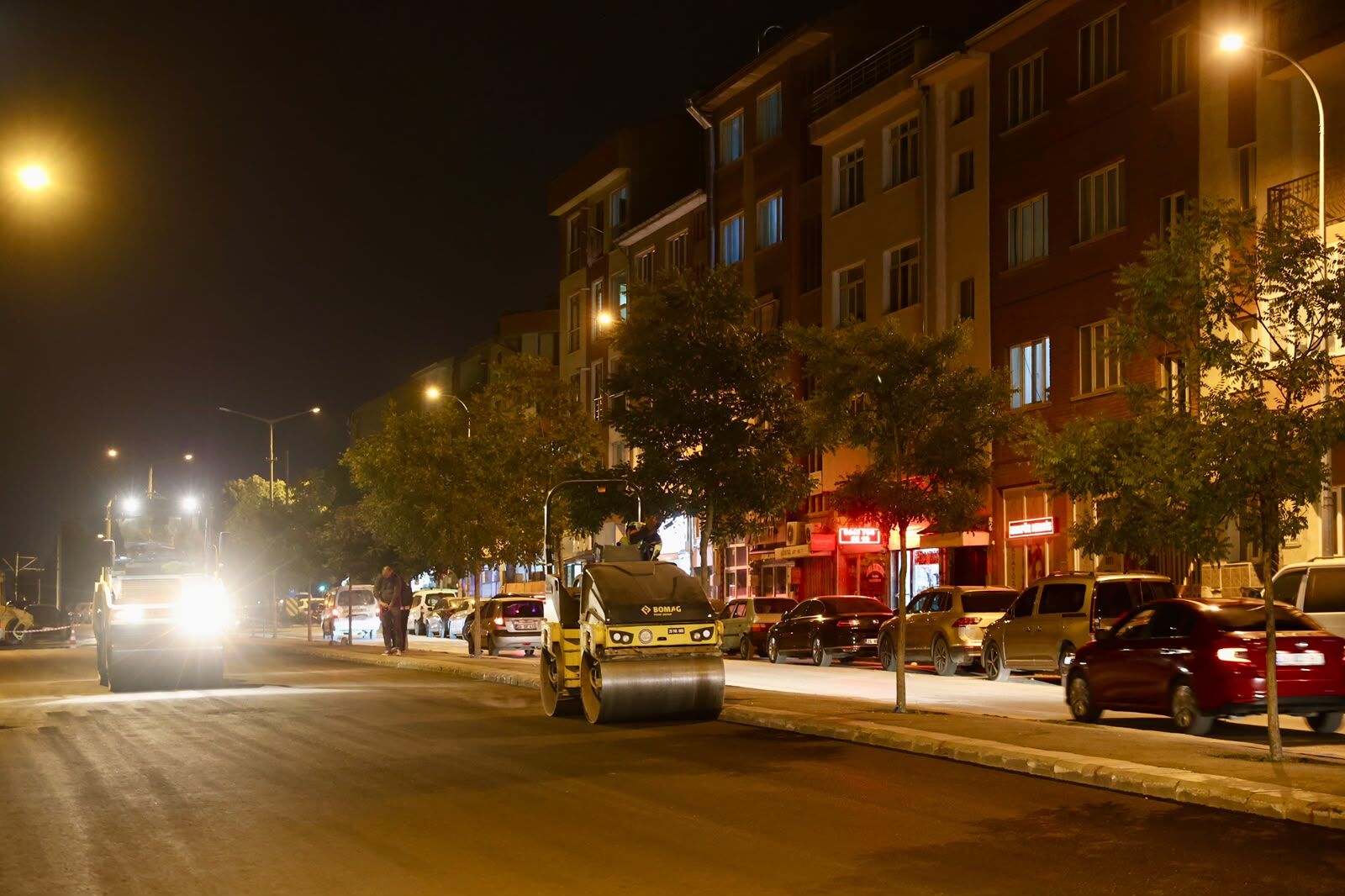 Başkan Ünlüce Gece Asfalt Çalışmalarını Yerinde İnceledi (5)