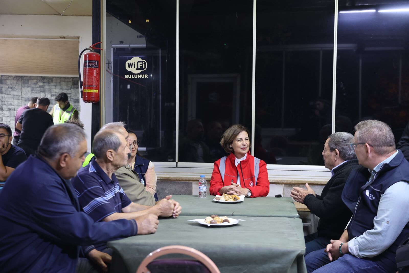 Başkan Ünlüce Gece Asfalt Çalışmalarını Yerinde İnceledi (7)