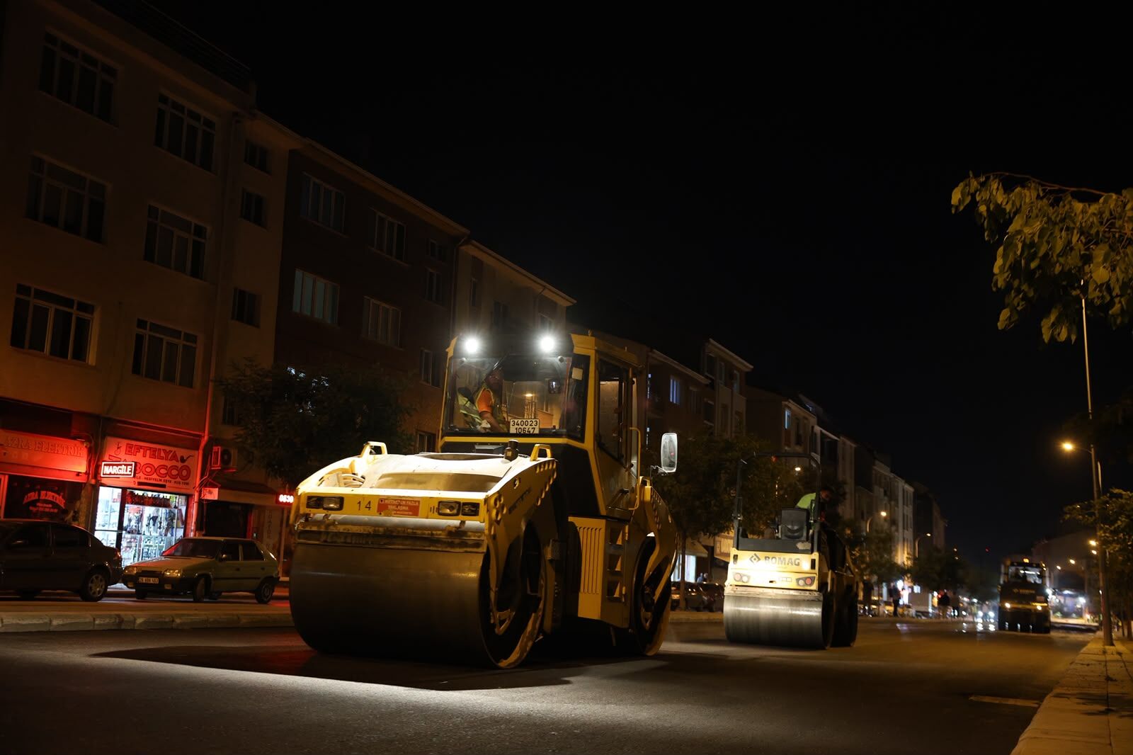 Başkan Ünlüce Gece Asfalt Çalışmalarını Yerinde İnceledi (8)
