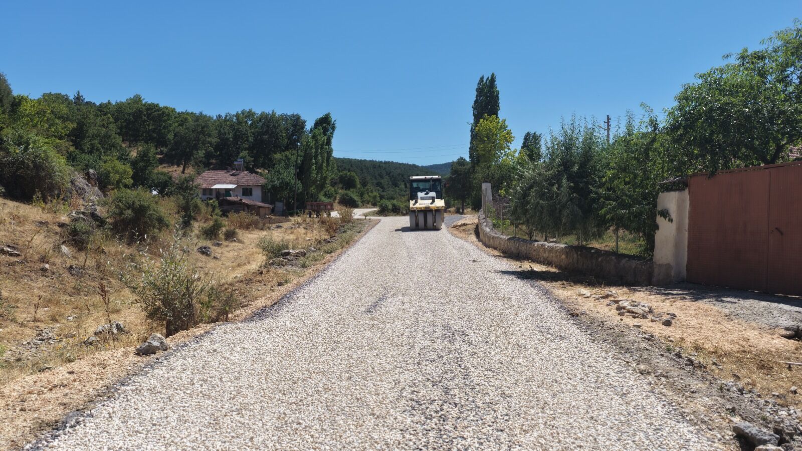 Büyükşehi̇r Beledi̇yesi̇ Kirsalda Sathi̇ Kaplama Çalişmalarini Sürdürüyor (9)