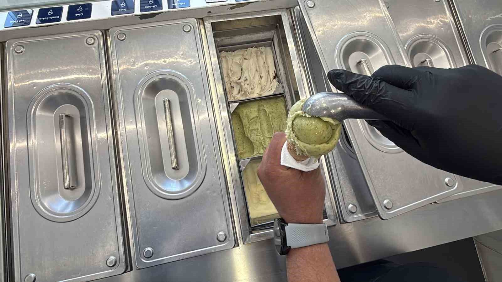 Eskişehir'de Bu Dondurmayı Tuzla Servis Ediyor, Büyük İlgi Görüyor (2)