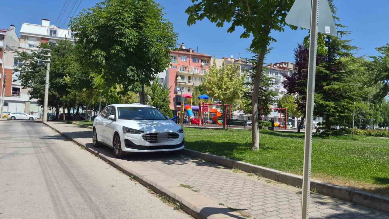Eskişehir'de Bu Park Şekli Yayaları Zor Durumda Bıraktı (2)
