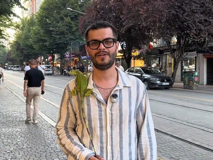 Eskişehir'de Evcil İguanasıyla Şehir Merkezinde Yürüyüşe Çıktı (1)