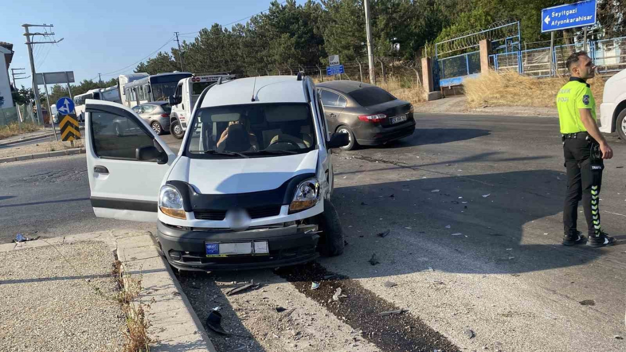 Eskişehir'de İki Araç Çarpıştı, Trafik Kilitlendi 1 Yaralı (1)