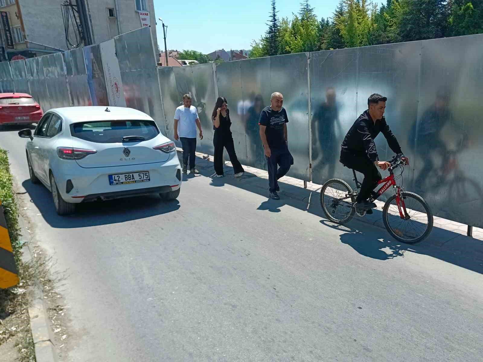 Eskişehir'de Kaldırımdaki İnşaat Paravanı Yayaları Trafiğin Ortasında Bıraktı (2)