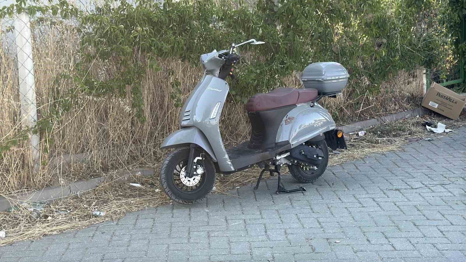 Eskişehir'de Kontrolden Çıkan Motosiklet Tramvay Durağına Girdi (1)