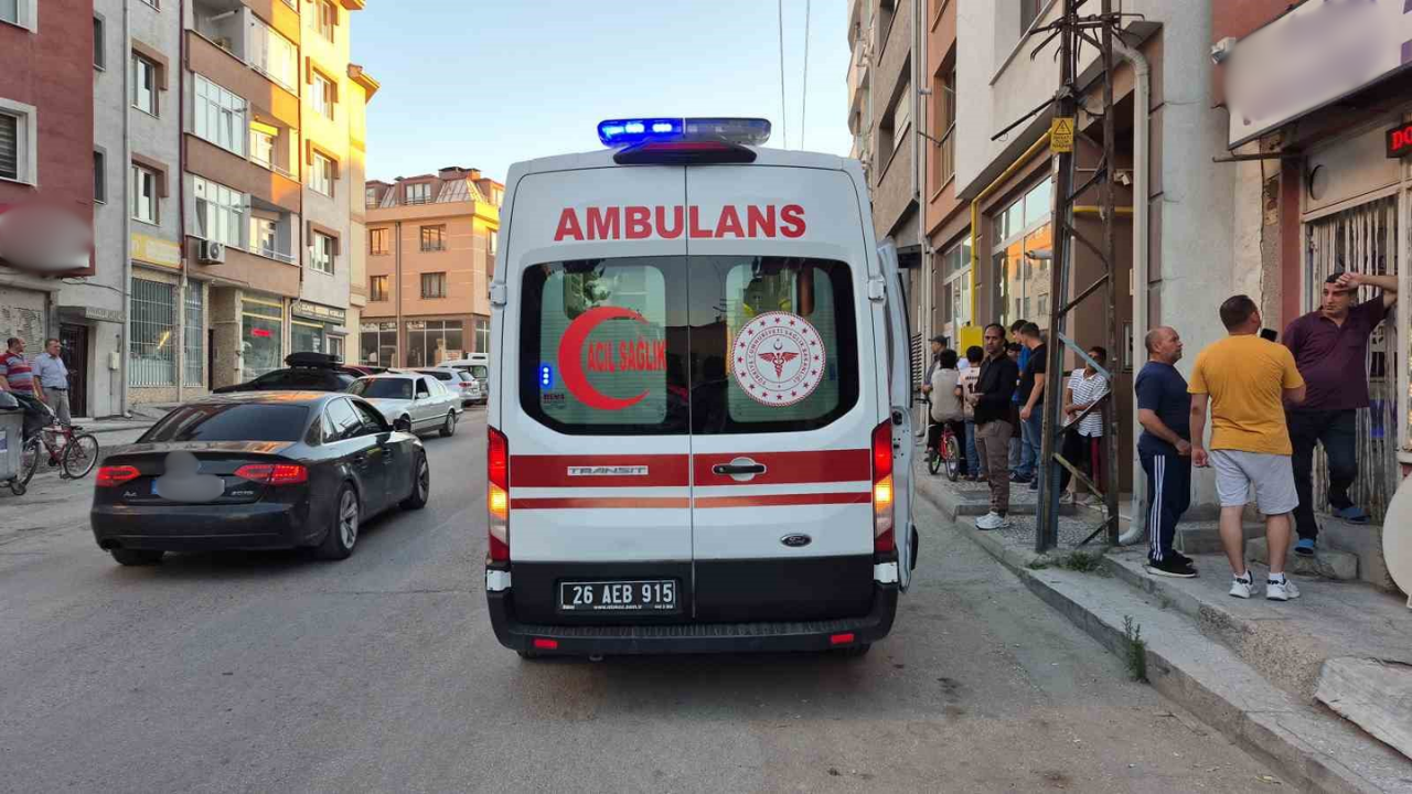 Eskişehir'de Seyir Halindeki Otomobile Çarpan Çocuk Yaralandı (1)