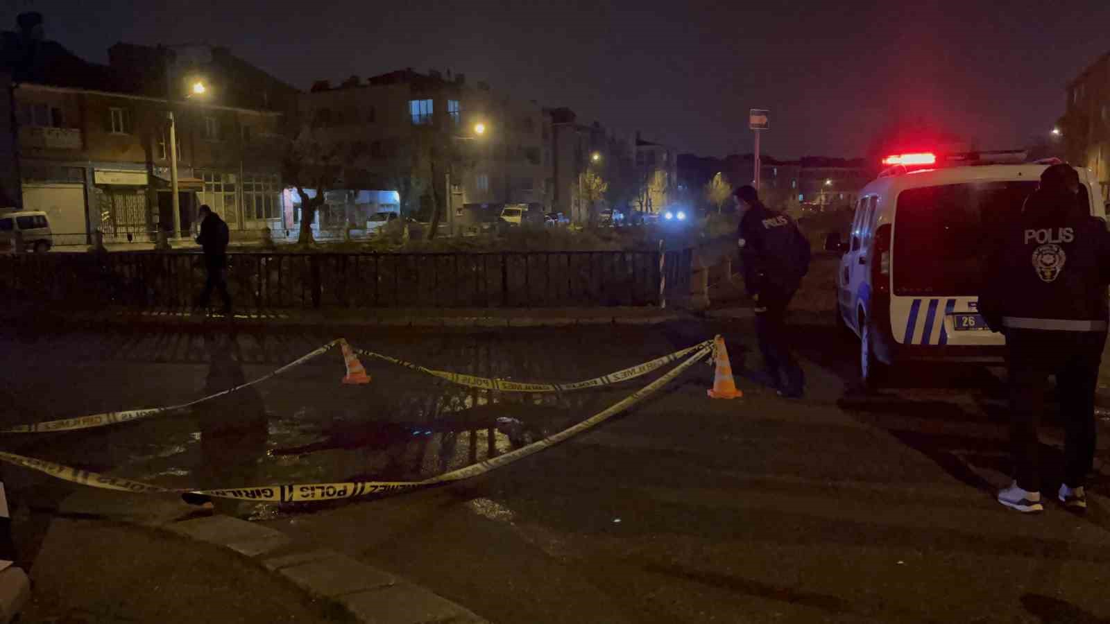 husumetli-2-arkadas-arasinda-cikan-kavga-kanli-bitti-1-agir-yarali